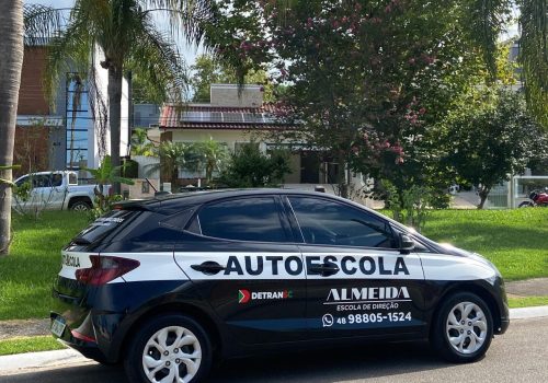 Veículo personalizado da Almeida Escola de Direção